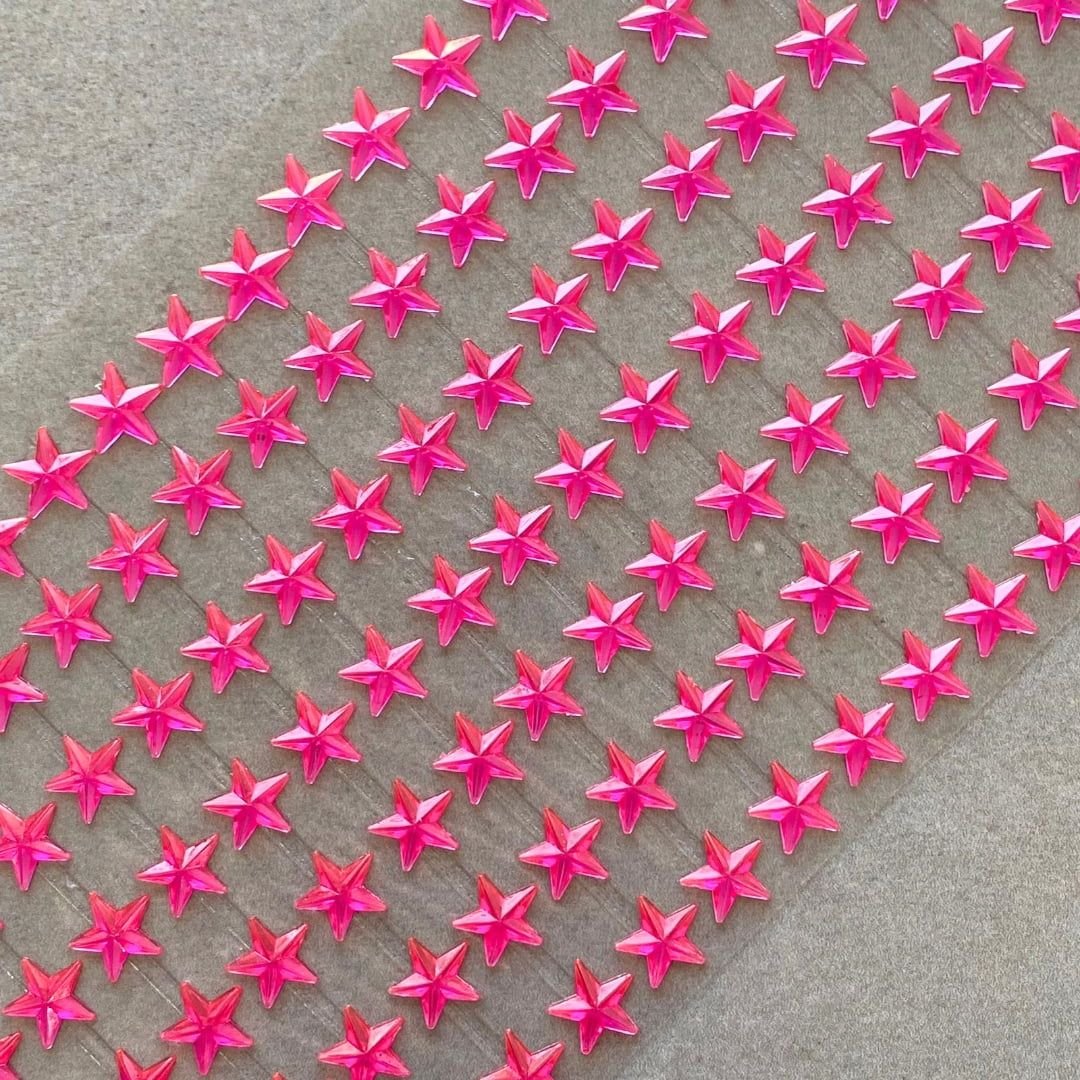 Detalhe das pedras estrela 10mm na cartela adesiva pet