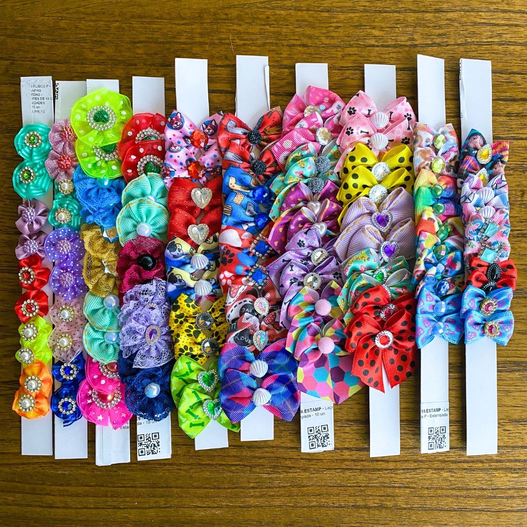 Detalhe da variedade de estampas no kit de 100 la&ccedil;os pet