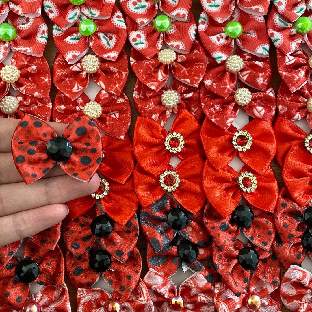 Kit com 10 la&ccedil;os pet M em tons sortidos de vermelho para banho e tosa