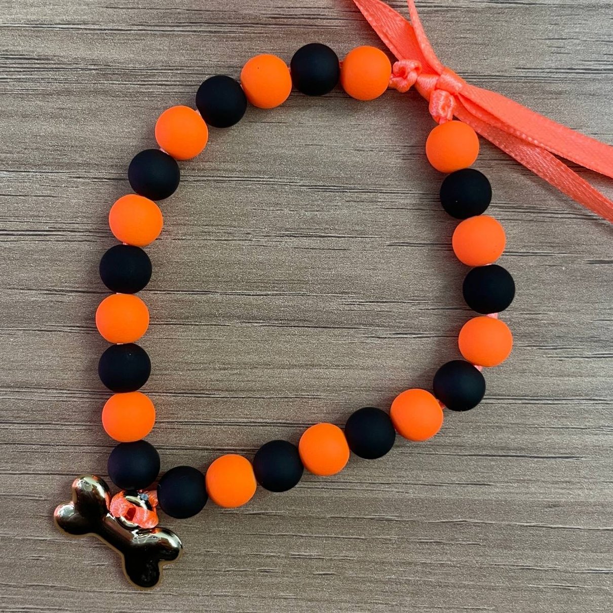 02 colar de perolas p m halloween ossinho laranja e preto 1 un