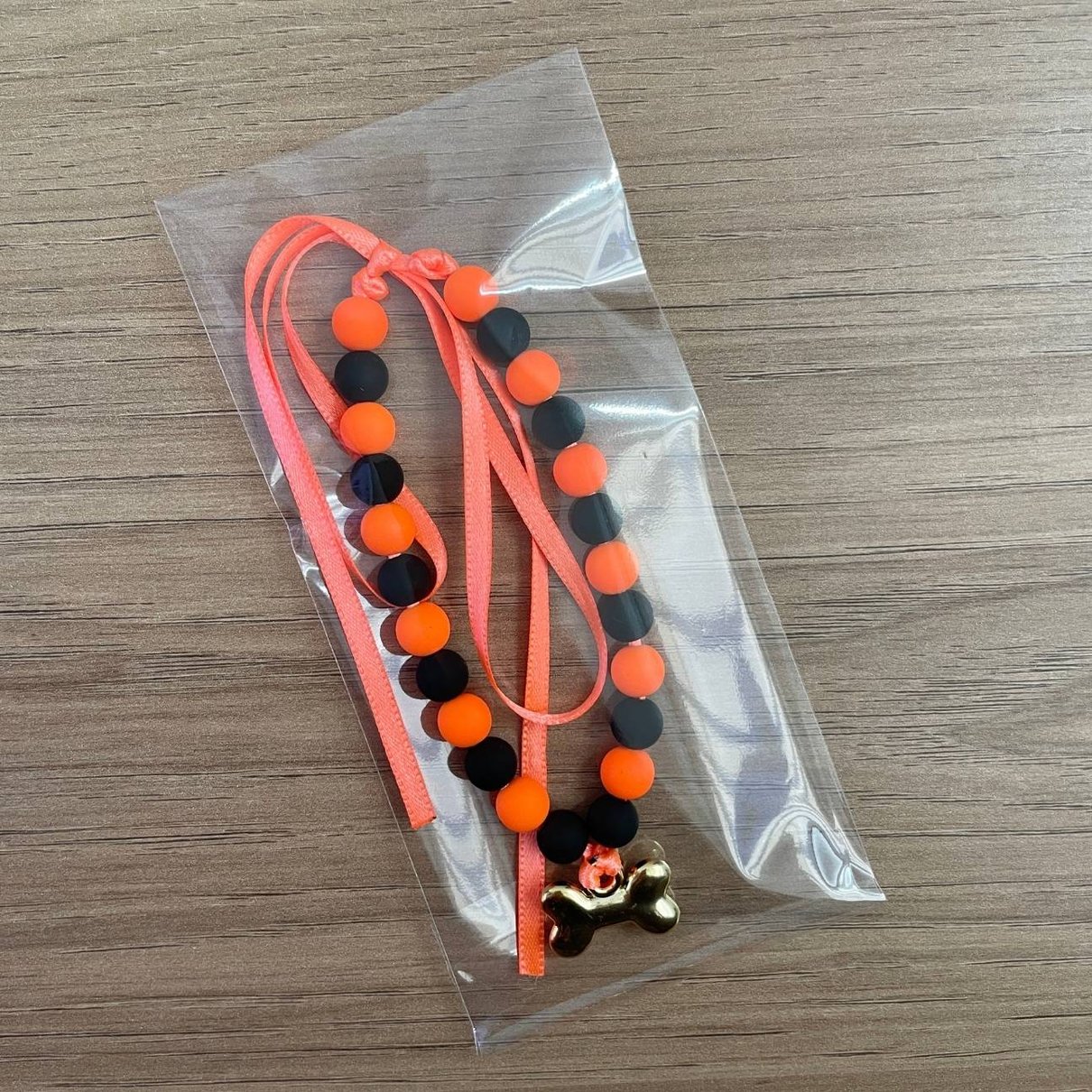 03 colar de perolas p m halloween ossinho laranja e preto 1 un