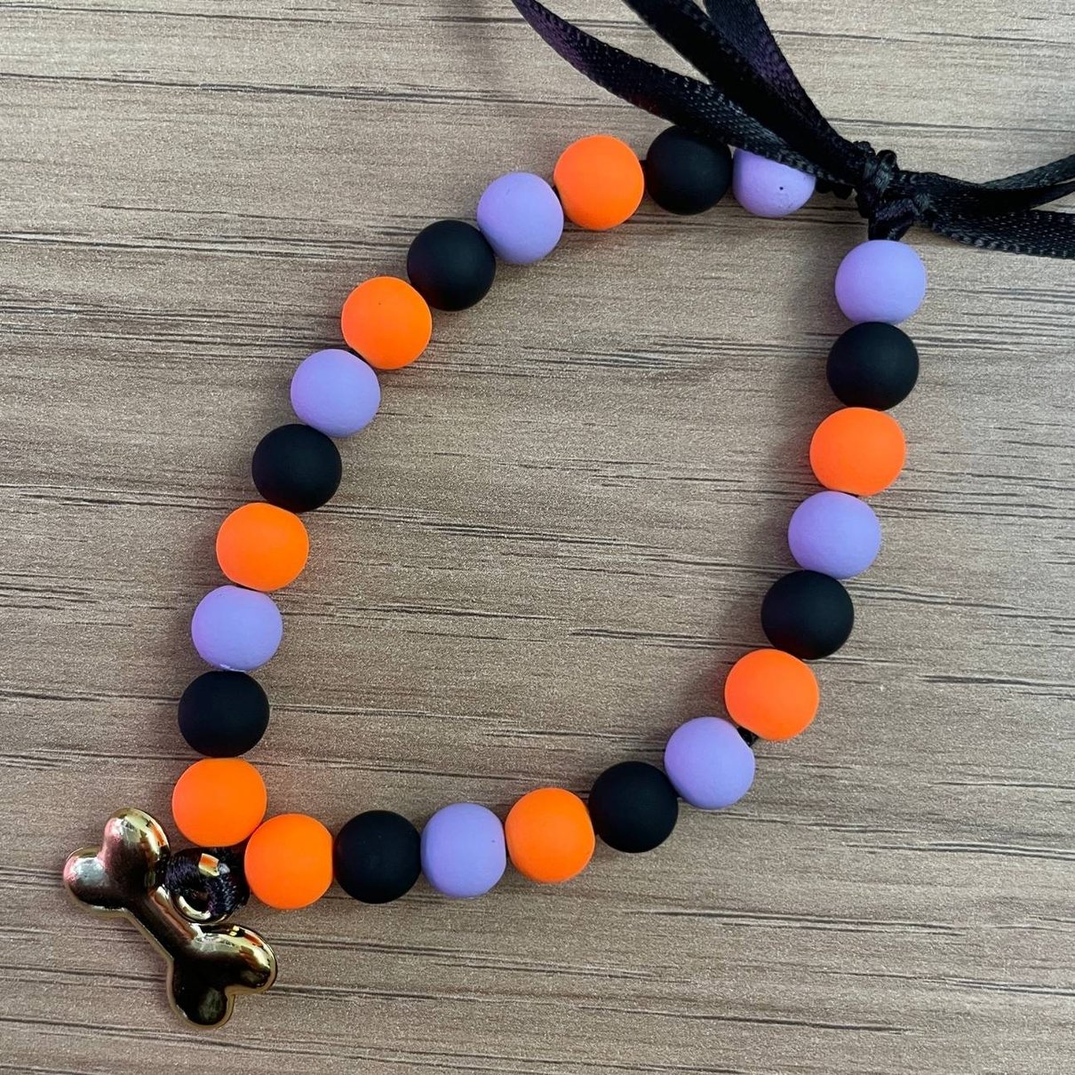 02 colar de perolas p m halloween ossinho laranja lilas e preto 1 un