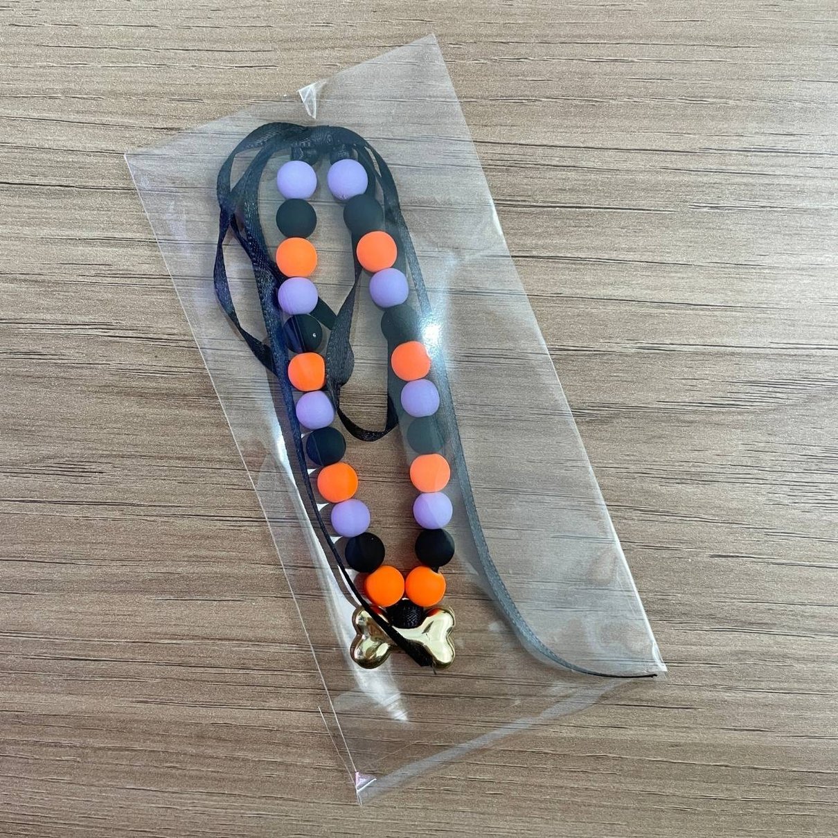 03 colar de perolas p m halloween ossinho laranja lilas e preto 1 un